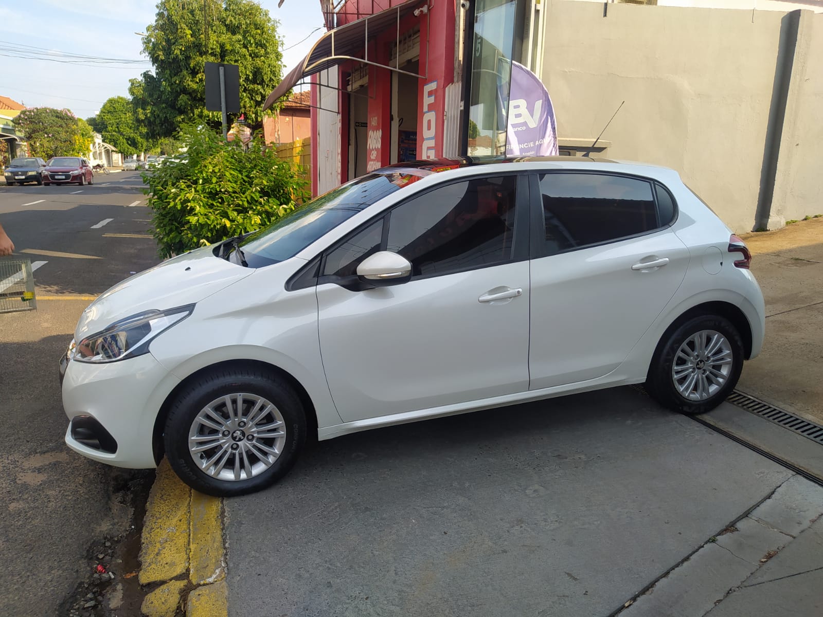 PEUGEOT 208 ALLURE AUTOMATICO DE 6 VELOCIDADES 2018